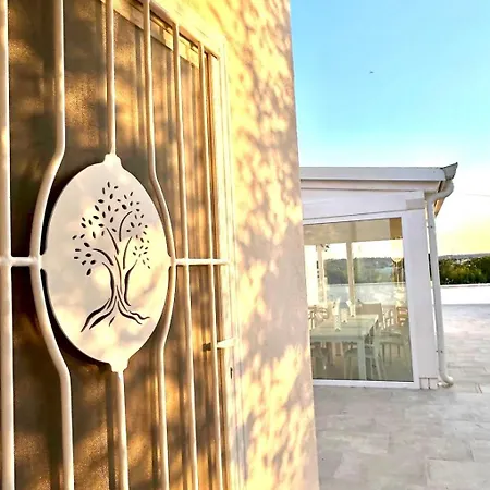 Petrae House オストゥーニ